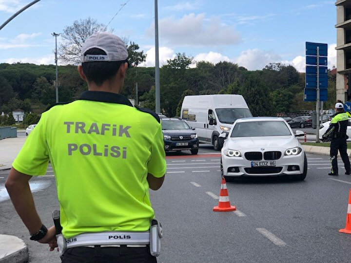 İstanbul’da polis ekiplerince trafikte sigara yasağına ilişkin