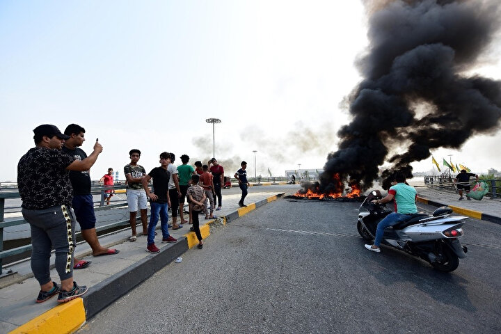 Göstericilerin yolu kapattığı görülüyor.