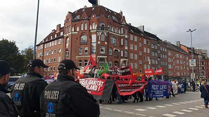 Kiel'de yaklaşık 200 kişi kutlama etkinliklerini protesto etti.