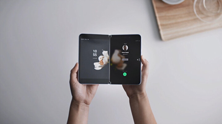 Surface Duo'daki çift ekran açıldığında görülebilir alan 8.3 inç'e çıkıyor. Yani aslında kıyaslamak gerekirse 7.9 inç'lik iPad Mini 5'ten daha büyük hale geliyor. Bunun yanı sıra kapandığında ise ekran boyutu 5.6'e düşüyor.