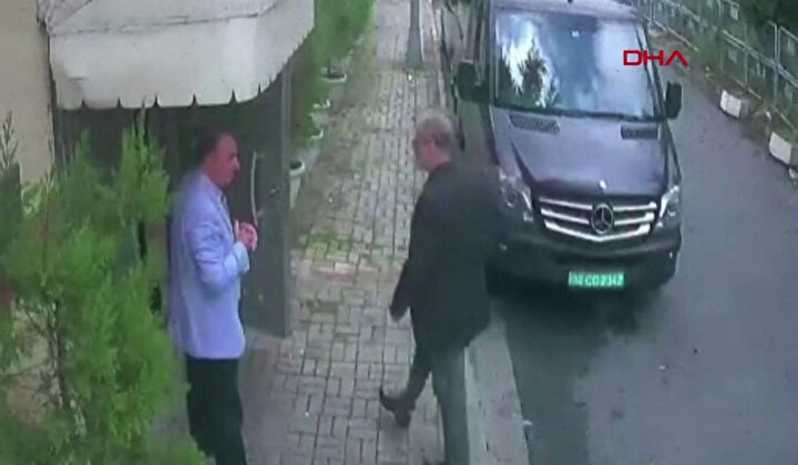 Güvenlik kamerası görüntülerinde Cemal Kaşıkçı konsolosluk binasına giriş yaparken görülüyor.