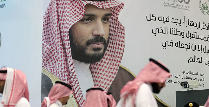 Dubai'deki bir etkinlikte Muhammed bin Selman'ın portresi.