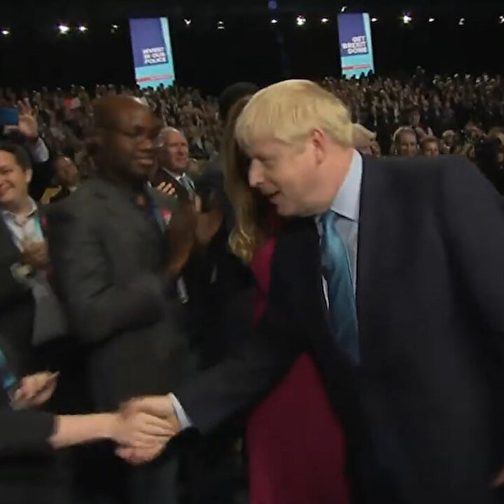 Boris Johnson'ın siyahilerin elini sıkmaması ülkede gündem oldu