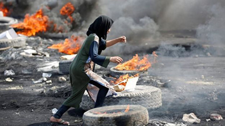 Irak'ta geniş kapsamlı sokağa çıkma yasaklarına rağmen, göstericilerin sokağa çıktıkları görüldü.