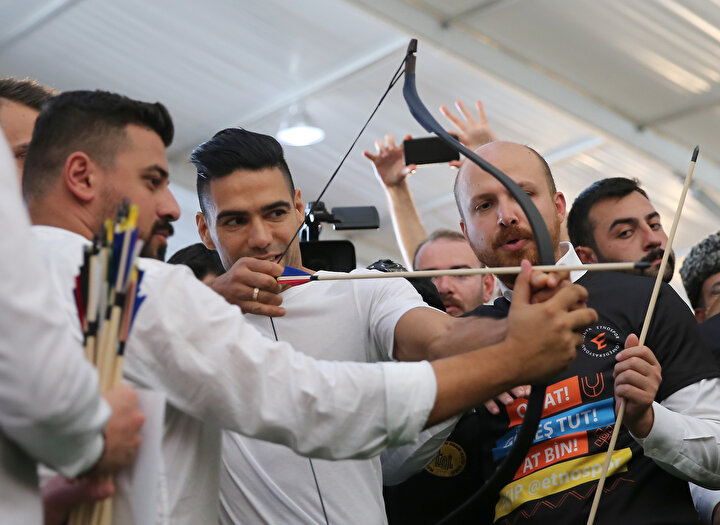 Radamel Falcao'nun Türkiye'ye uyum sürecinin hızlanması için Etnospor önemli bir fırsattı. Tecrübeli yıldız, Etnospor'da etkinliklere de katıldı.