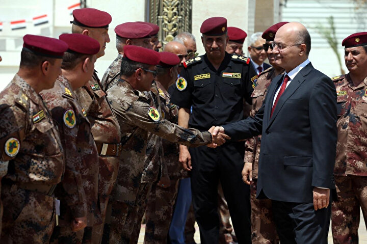 Irak Cumhurbaşkanı Barham Salih'in Elit Terörle Mücadele Güçleri Komutanlığı'na ziyareti esnasında arkada siyah üniformasıyla General Saadi görülüyor.