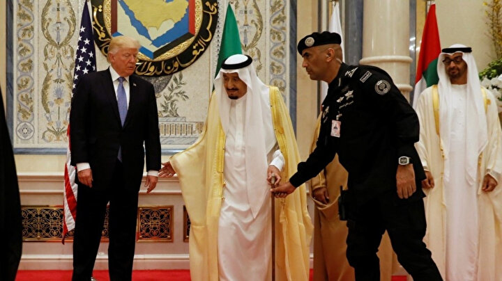 Tümgeneral Abdulaziz bin Fağım, Suudi Arabistan Kralı Selman bin Abdulaziz'e yardımcı olurken görülüyor.