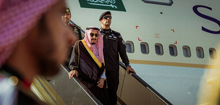 Tümgeneral Abdulaziz bin Fağım uçaktan inerken Kral Selman'a eşlik ediyor.