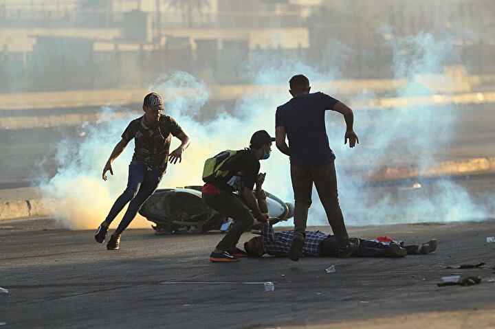 Irak'taki gösteriler sırasında hayatını kaybeden protestoculardan bir kısmının keskin nişancıların özellikle göğsünden ve başından hedef alması sonucu öldüğü bildirilmişti.