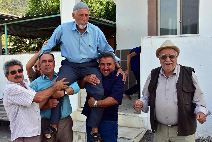 Mahalleli Mustafa Dede'yi omuzlara aldı -DHA