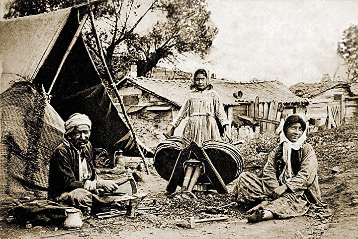 Çadırlarının önünde kalaycılıkla uğraşan bir Çingene ailesini gösteren kartpostal. (TDV)