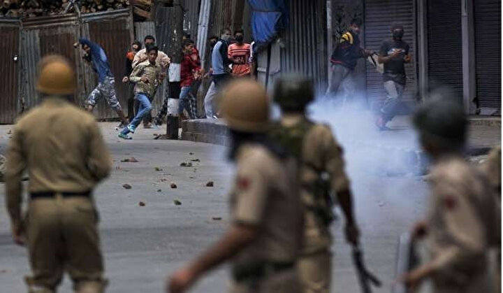 Hindistan polisiyle karşı karşıya gelen Keşmirli çocuklar, Srinagar.