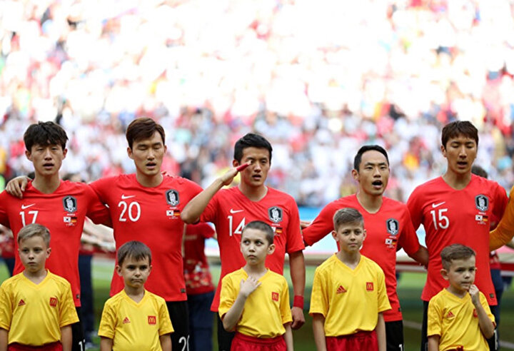 Güney Koreli futbolcu Hong Chul da ülkesinin milli marşı çalınırken asker selamı vermişti.