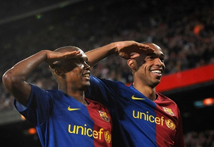 Thierry Henry de golden sonra takım arkadaşı Samuel Eto'o ile asker selamı vermişti.
