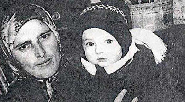 Alnından vurularak şehit edildikten sonra direnişin sembolü haline gelen Türkan bebek.