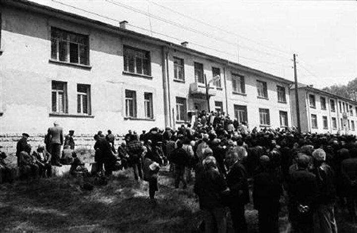 Belene toplama kampından sağ kurtulanlar ve yakınları komünist dönemden kalan hapishanesi binası önünde, Bulgaristan.