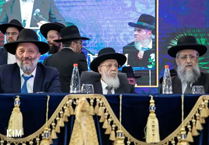 Ultra-Ortodoks (Haredi) Yahudileri temsil eden Şas Partisinin dini liderlerinden Şalom Cohen. (ortada)