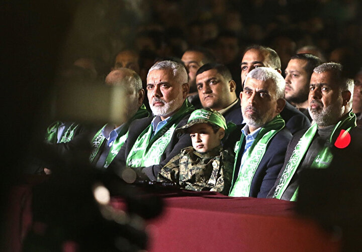 Hamas liderleri, sağdan ikinci Yahya Sinvar ve solda İsmail Haniye.