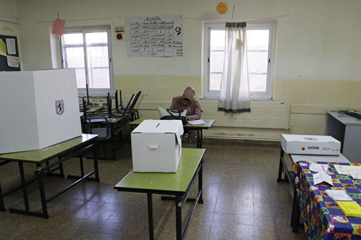 30 Ekim 2018'de yapılan yerel seçimler sırasında Doğu Kudüs'te bir seçim görevlisi.