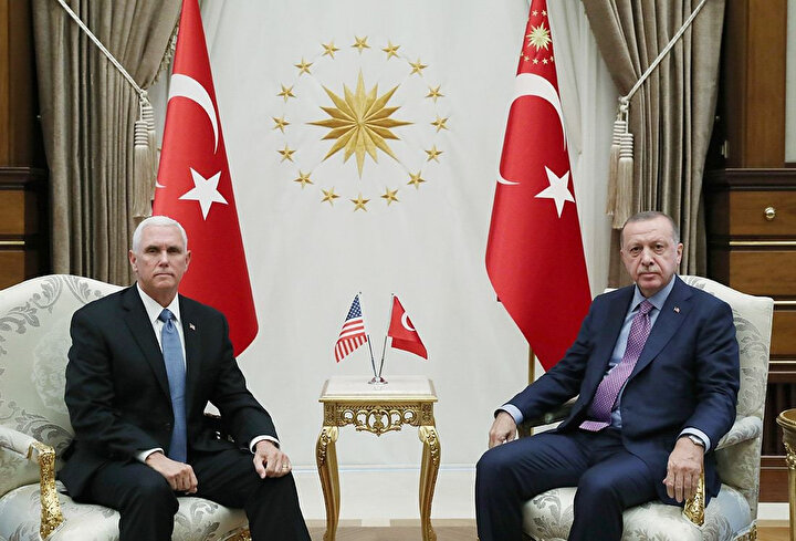 İkili arasındaki gerginlik yüzlerine yansıdı.