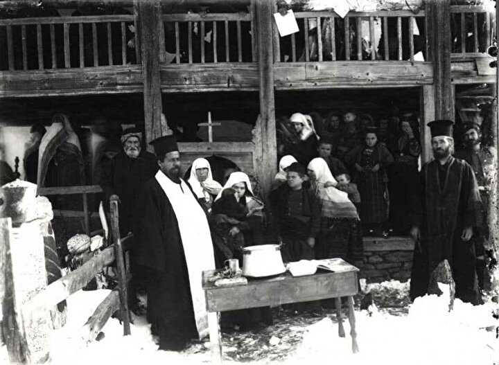 Bulgaristan'ın asimilasyon politikaları kapsamında Müslüman halk, Hristiyan din adamları vasıtasıyla zorla Hristiyanlaştırılmaya çalışıldı.