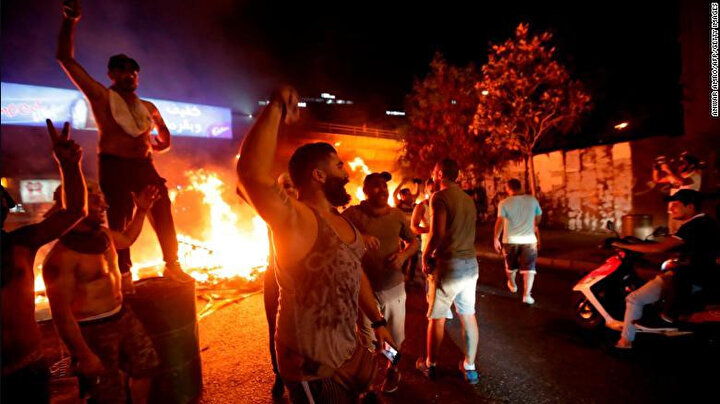 Beyrut'un güney banliyölerinde göstericiler son dönemde iletişime yeni vergi getirilmesiyle ilgili tasarıları protesto etti.