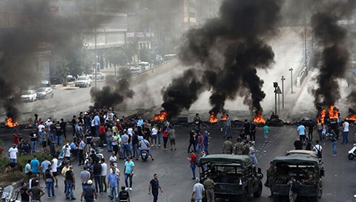 Beyrut'un kuzey banliyölerinde bulunan Dora organize sanayi bölgesinde ekonomik koşulları protesto eden göstericiler, 18 Ekim 2019.