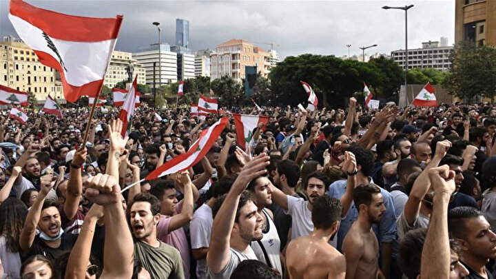 Hükumetin ekonomi politikalarının protesto eden göstericiler.