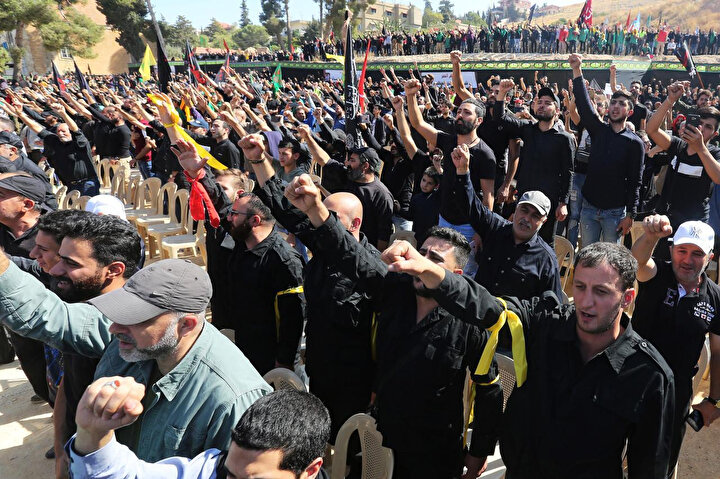Nasrallah'ın, destekçilerine hitaben yaptığı televizyon konuşmasını dinleyen Hizbullah taraftarları.