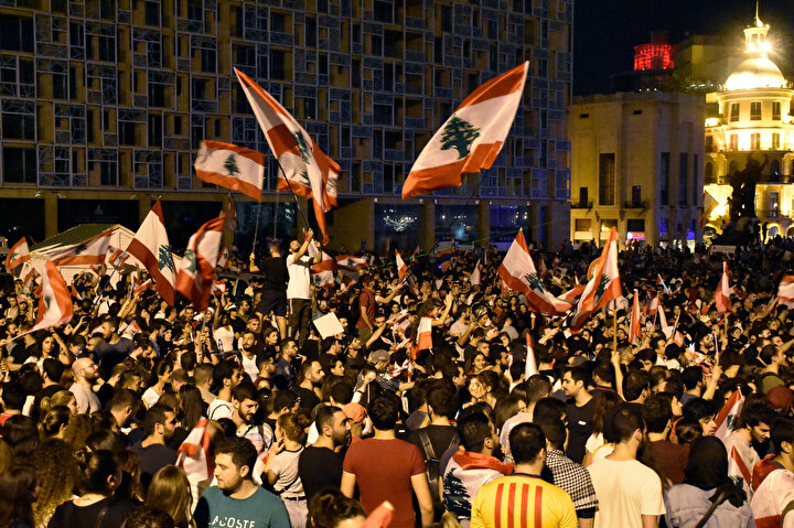 Protestocular Lübnan bayrağı taşıyor.