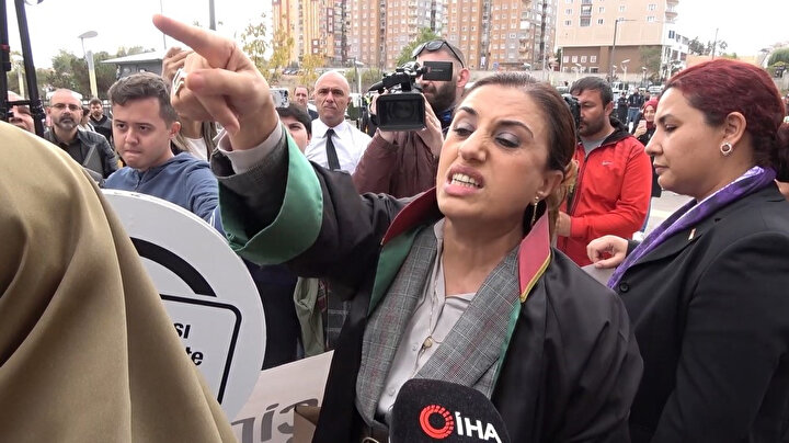Emine Bulut cinayeti duruşması sonrası iki grup kadın arasında tartışma çıktı. -İHA