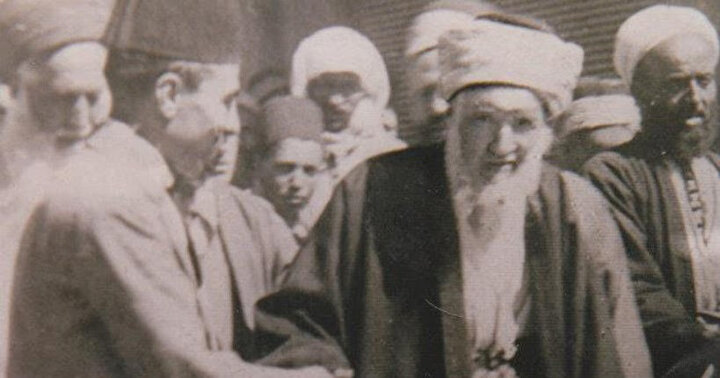 Bilâd-ı Şam’ın 20. yüzyıldaki önde gelen alimlerinden biri olan Bedreddin el-Hasenî. Kendisi ilmî şahsiyeti dışında, döneminde cemiyete yaptığı liderlik ile de kilit bir mevkide bulunur.