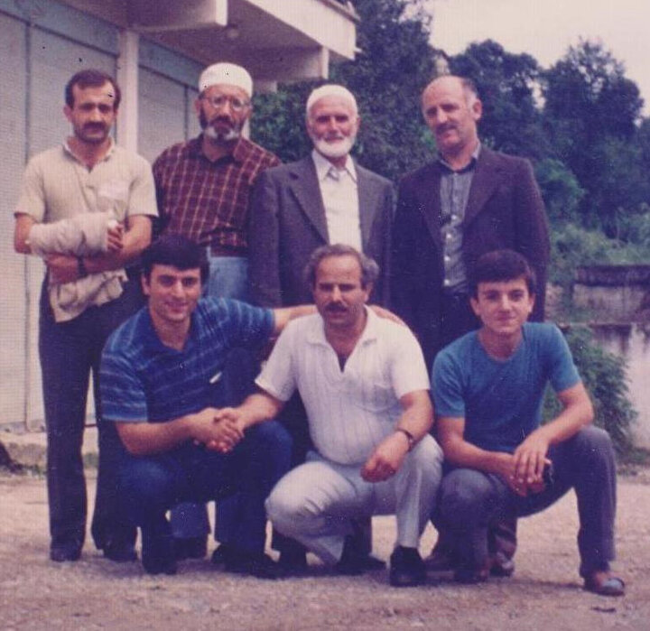 Mehmed Müfid’in 1986 yılında yaptığı Trabzon seyahatinden Türkiye tarafındaki akrabalarıyla çekildiği bir hatıra fotoğrafı.