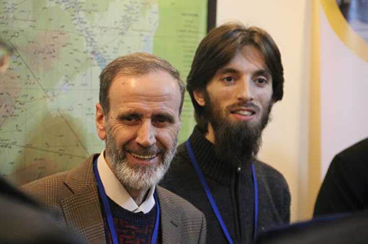 Teysir Hoca ile hemen arkasında yer alan ve yürütülen çalışmaların resmiyet kazanmasında ciddi gayretleri olan Abdurrahman Taşbilek.
