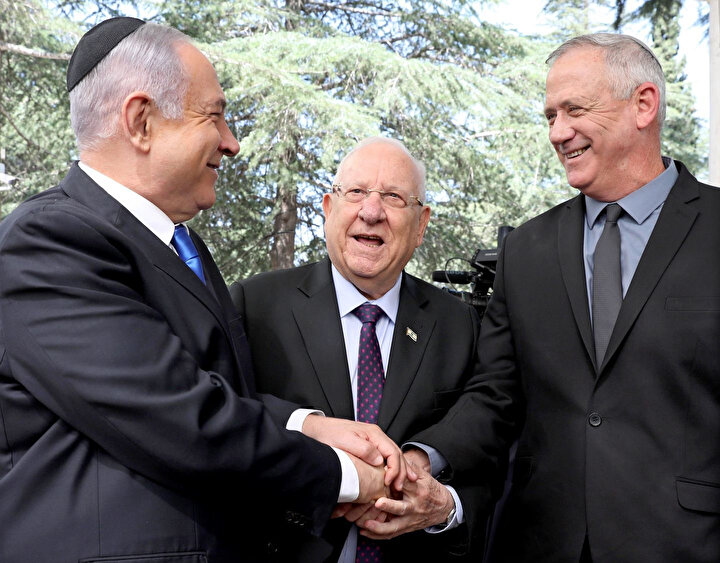 (Solsan sağa) İsrail Başbakanı Binyamin Netanyahu, Cumhurbaşkanı Reuven Rivlin, Mavi-Beyaz İttifakı lideri Benny Gantz, eski Cumhurbaşkanı Şimon Peres'in cenazesinde.