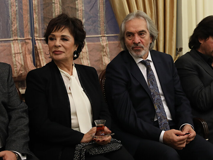 Hülya Koçyiğit ve İskender Pala Leyla ile Mecnun oyununu izlemek üzere Ankara'ya gitti