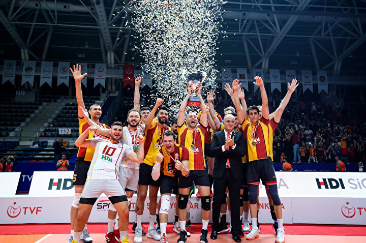 Galatasaray, Fenerbahçe'yi 3-2 mağlup ederek kupanın sahibi oldu.