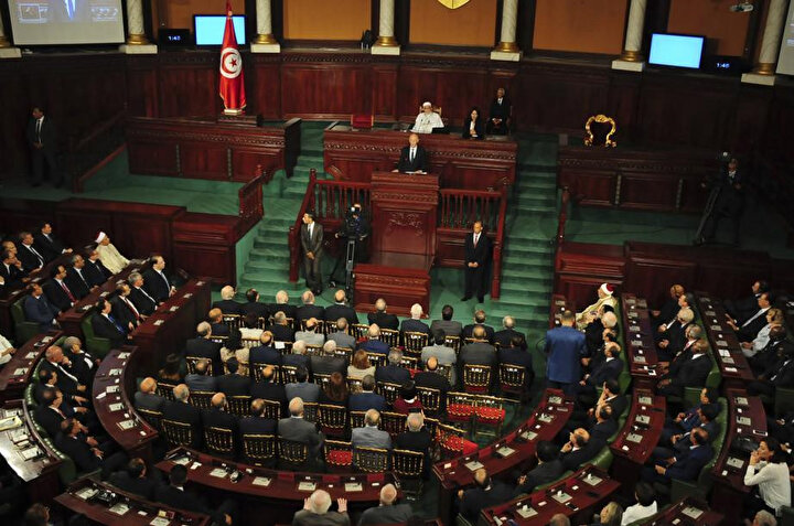 Cumhurbaşkanı Kays Said Tunus Millet Meclisinde'ki yemin töreni sırasında milletvekillerine hitap ediyor.