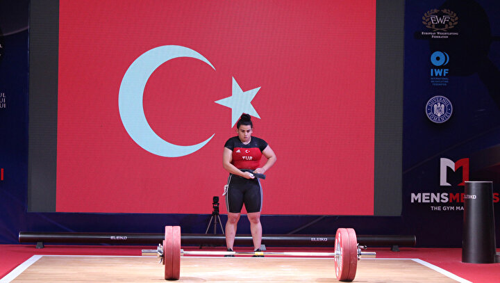Dilara Narin toplamda 224 kilo kaldırarak yıldızlar dünya rekoru kırdı.