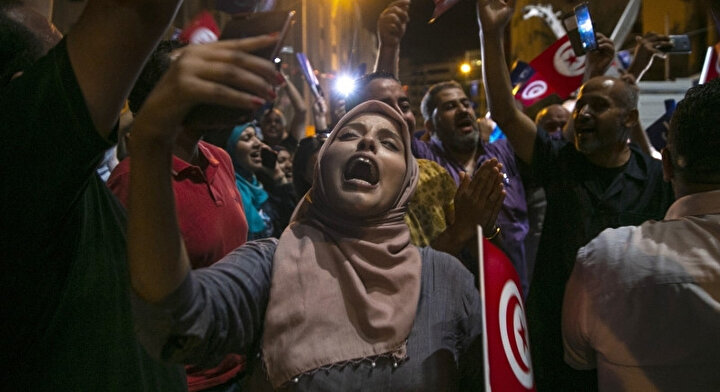 Tunus halkının devletinin yanında olduğunu vurgulayan Said, yöneticilerin halk ile ilişkileri geliştirmesi gerektiğinin altını çizdi.