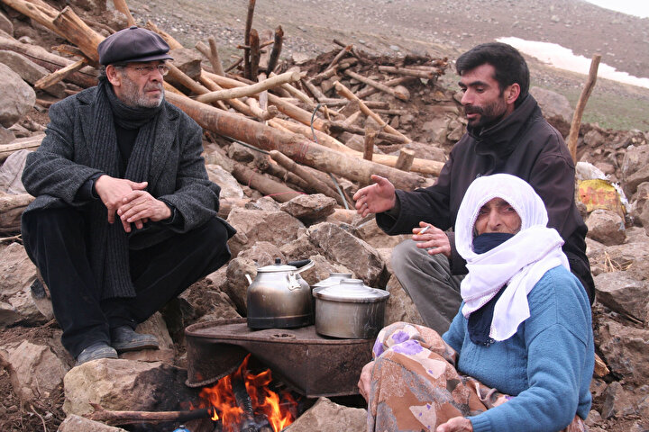 İbrahim Uğurlu yoksul bir aile ile sohbet ediyor.