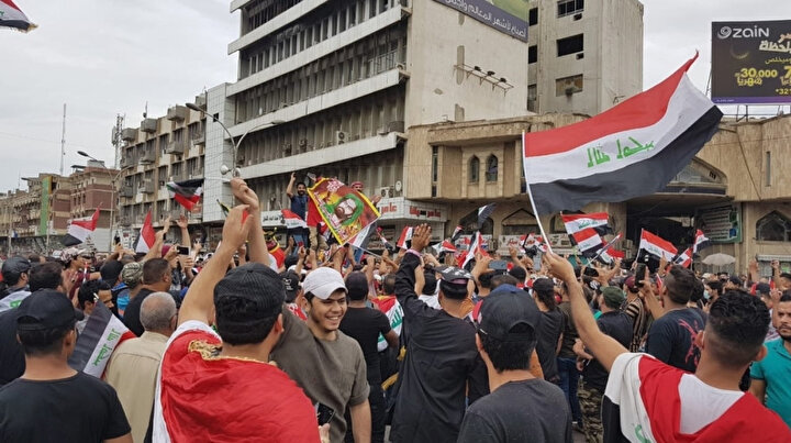 Mukteda Sadr’a bağlı silahlı Şii grupların meydanlara sevk edildiği bildirildi.
