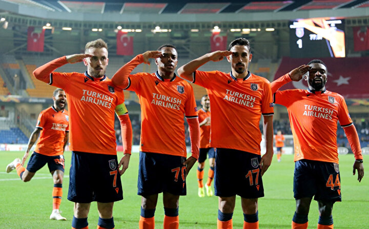 Tüm futbolcular saha kenarına gelerek, asker selamı verdi.