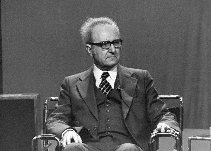 Roger Garaudy katıldığı bir etkinlikte konuşmacı olarak bulunuyor.