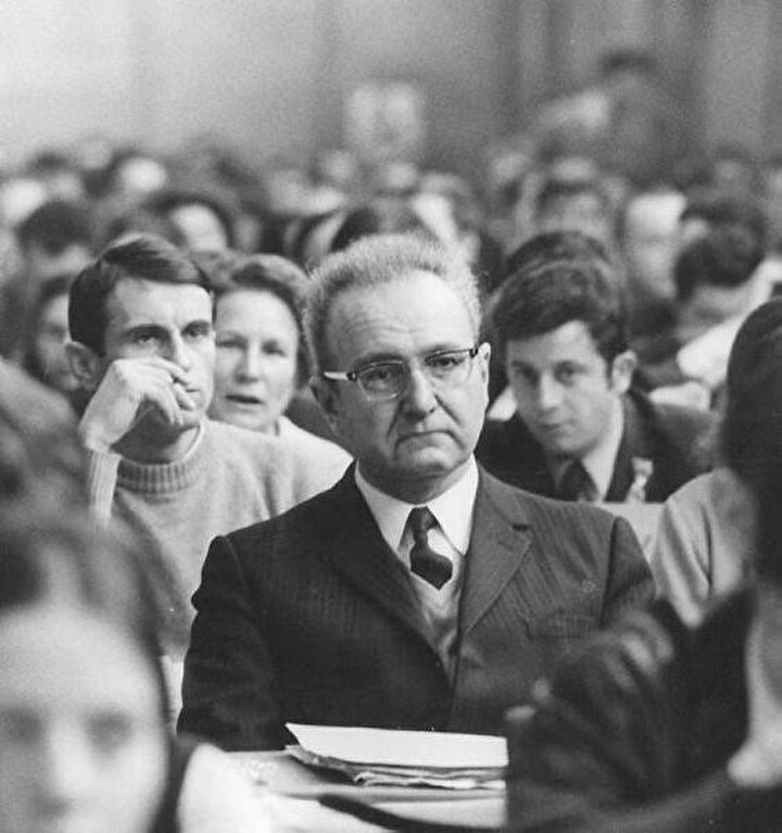 aHayatının her döneminde okuyan, araştıran, hakikate ulaşma noktasında gayret gösteren Roger Graudy.