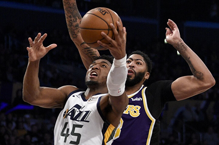 Anthony Davis mücadelede 5 blok yaptı.