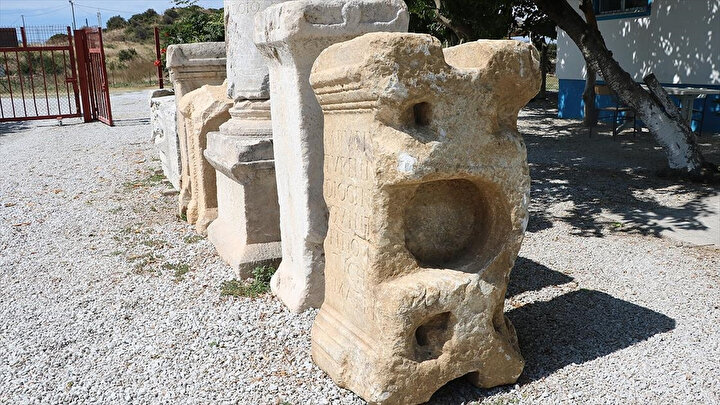 Parion Antik Kenti'ndeki mezar kitabeleri.
