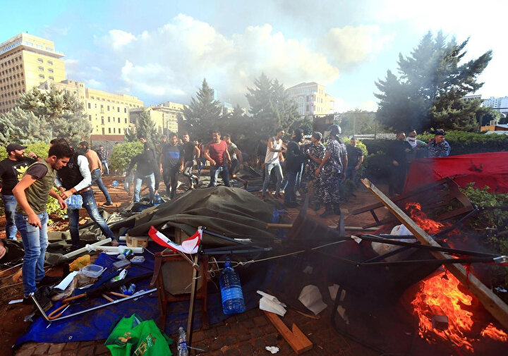 Lübnan'da göstericiler ve onları protesto eden karşıt göstericiler arasındaki çatışmaya polis müdahale etti.