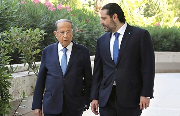 Cumhurbaşkanı Mişel Avn (solda) istifa eden Başbakan Saad el-Hariri.
