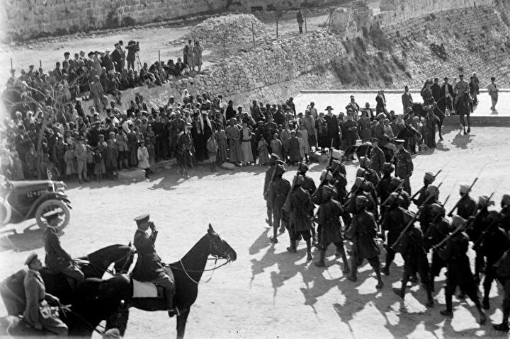 Aralık 1917’de Filistin’in İngilizlerin eline geçmesi sonrası Jaffa Kapısı’nda geçit töreni yapan İngiliz birlikleri.